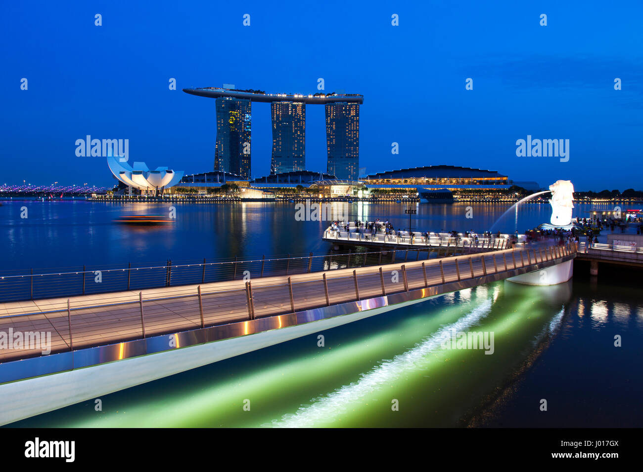 Merlion marina bay night hi-res stock photography and images - Alamy