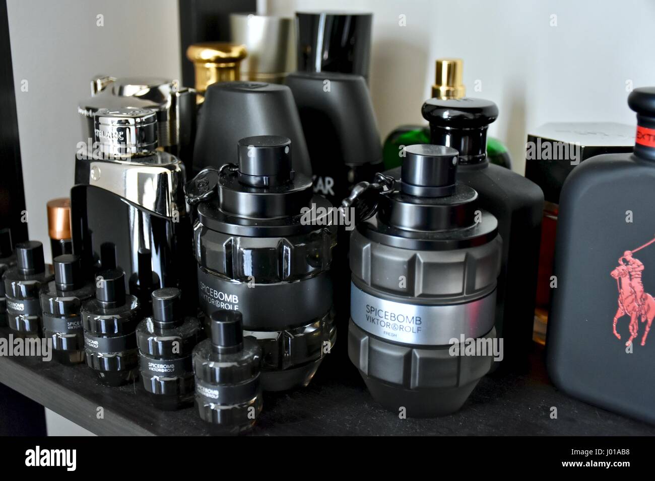 Mens fragrance hires stock photography and images Alamy