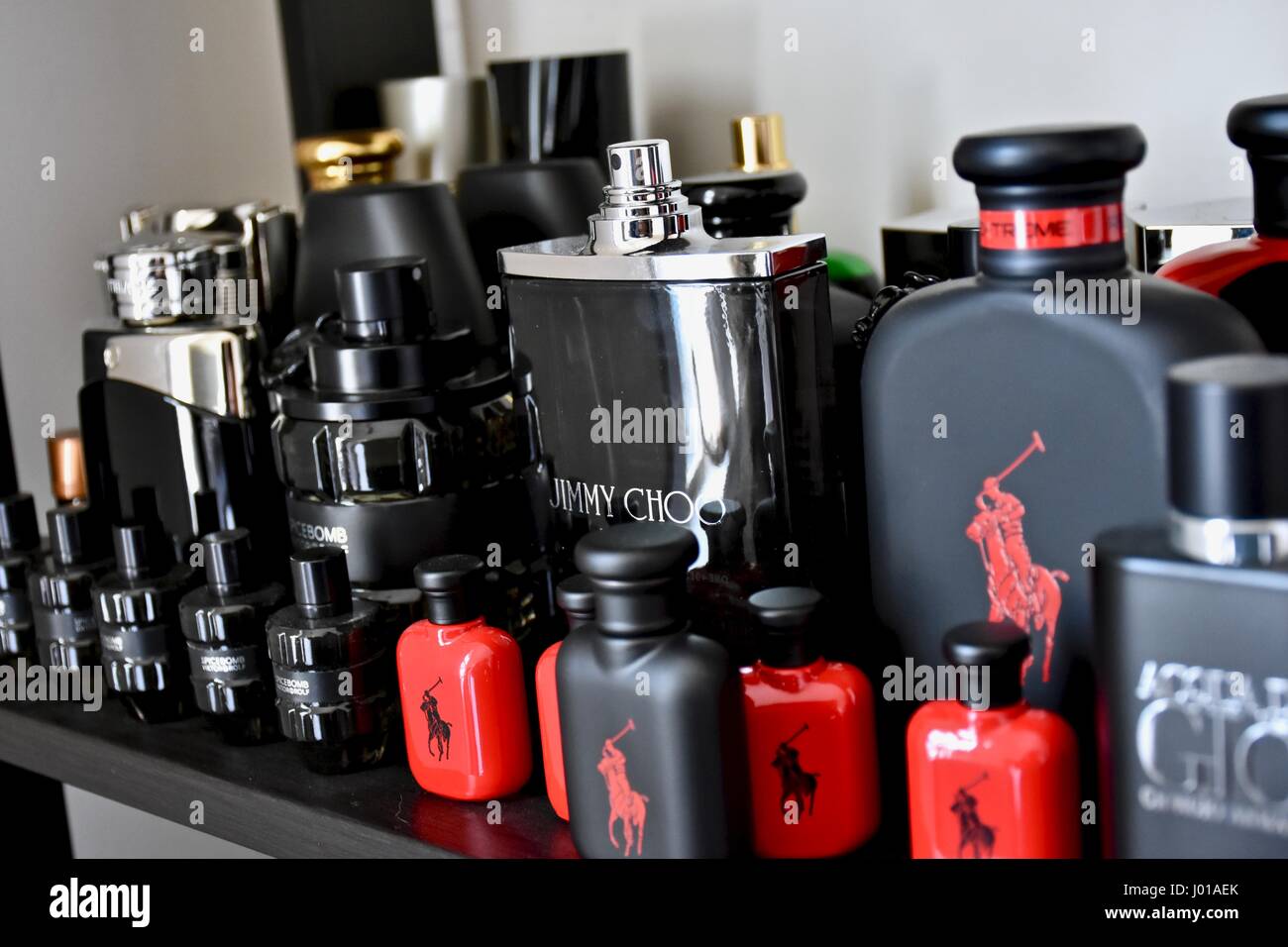 Mens fragrance hires stock photography and images Alamy