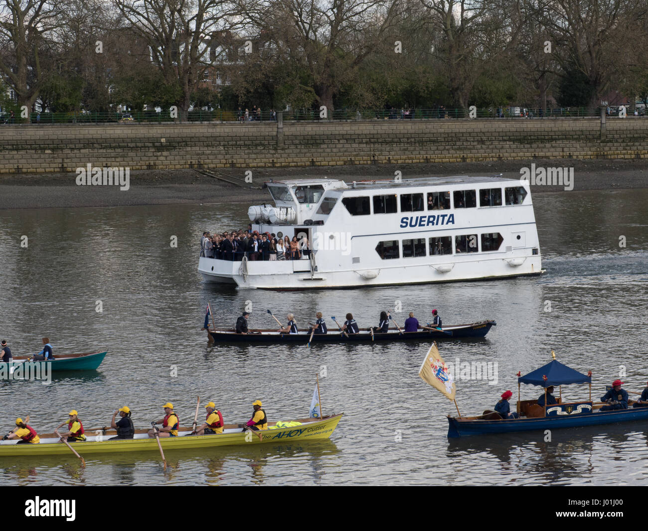 river Thames rowing boat rowers bank sport rowing Stock Photo Alamy
