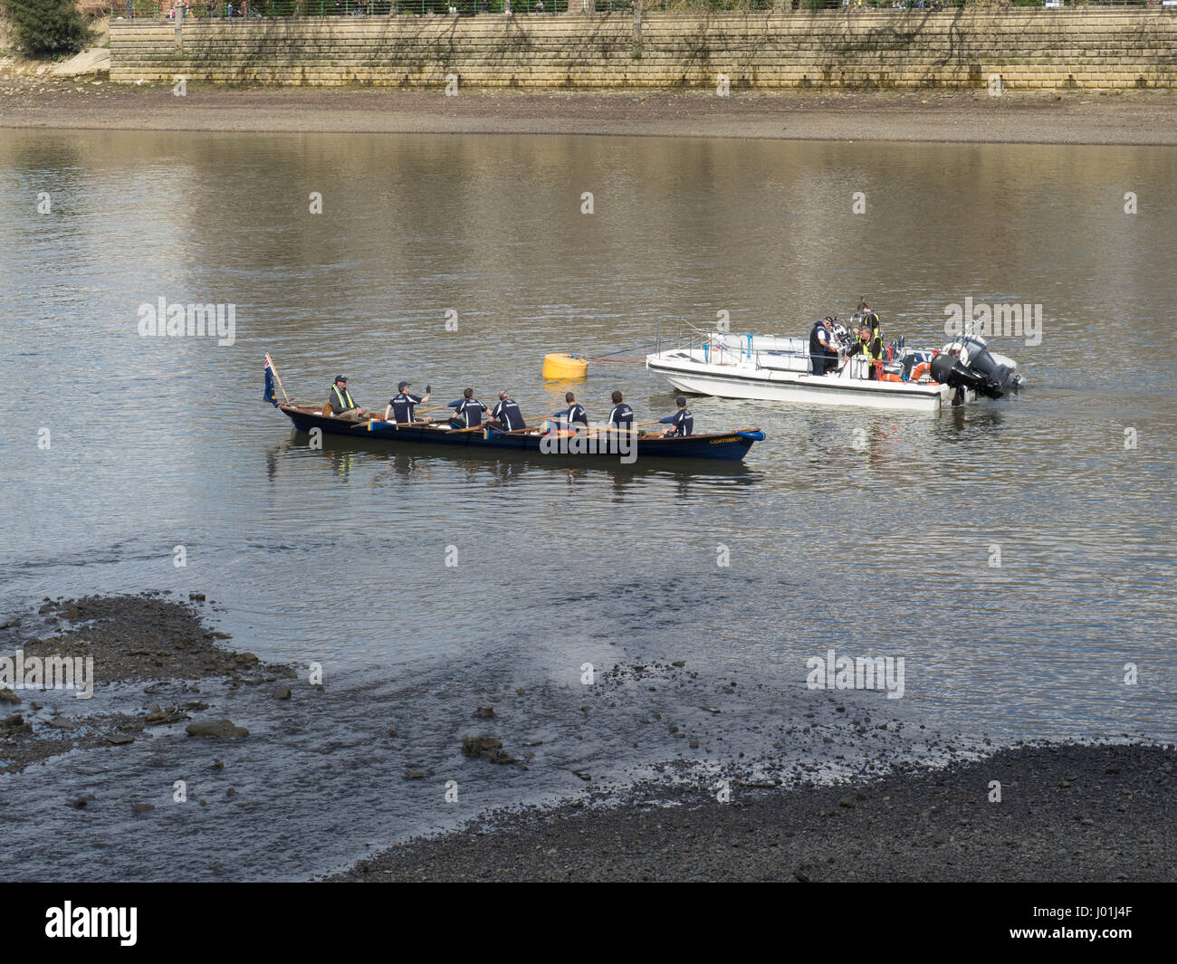 River Thames Rowing Boat Rowers Bank Sport Rowing Stock Photo - Alamy