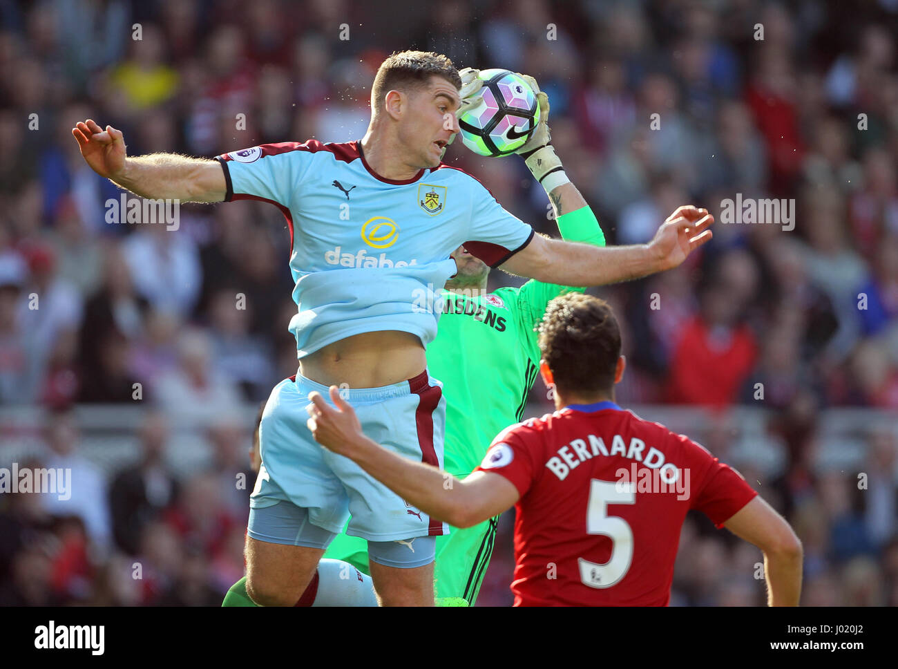 Burnley's Sam Vokes (left) and Middlesbrough goalkeeper Victor Valdes battle for the ball during the Premier League match at the Riverside Stadium, Middlesbrough. Stock Photo
