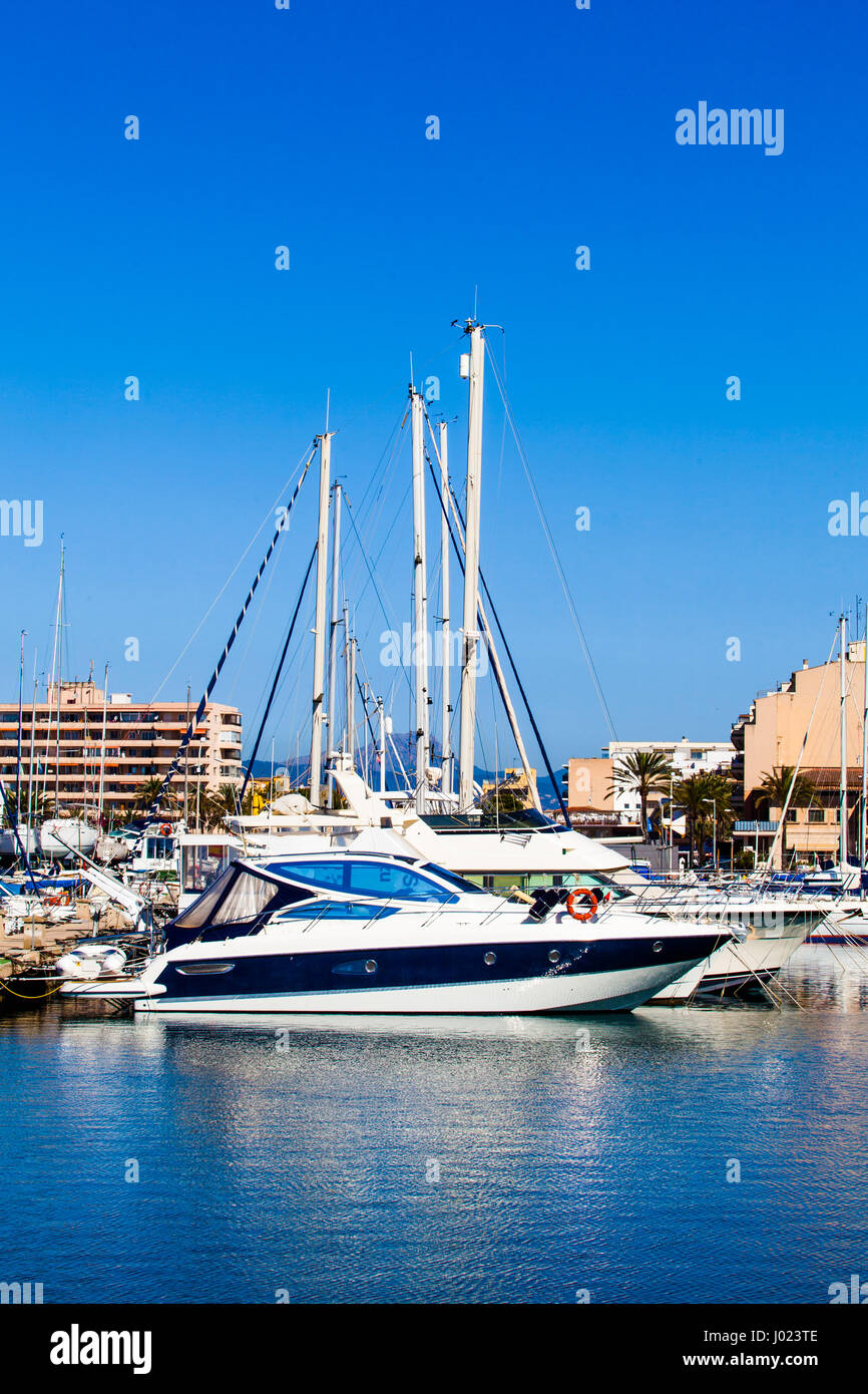 Power boats anchored hi-res stock photography and images - Alamy
