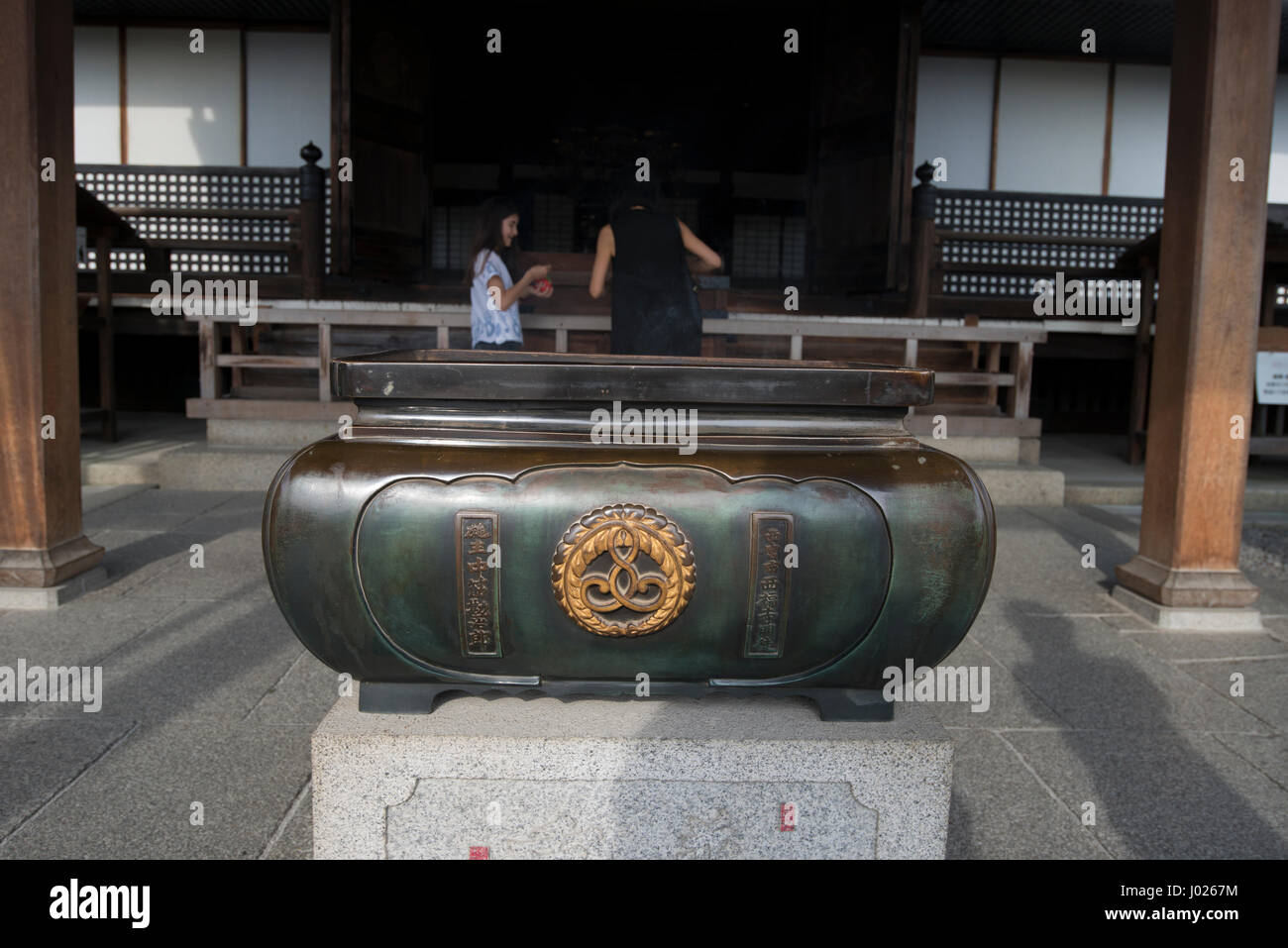 Japanese girl burning incense hires stock photography and images Alamy