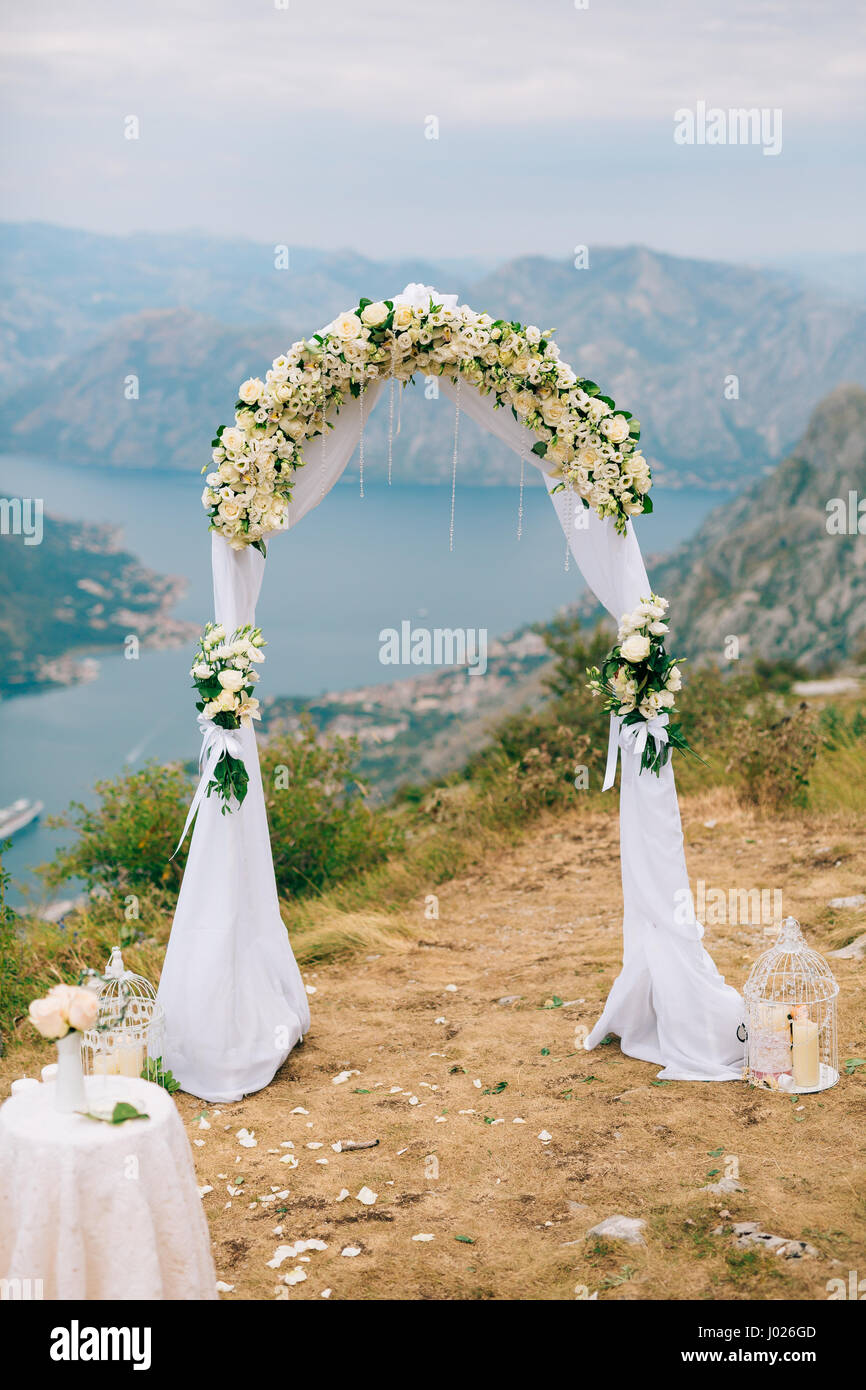 https://c8.alamy.com/comp/J026GD/a-wedding-in-the-mountains-wedding-arch-for-the-ceremony-on-the-summit-J026GD.jpg