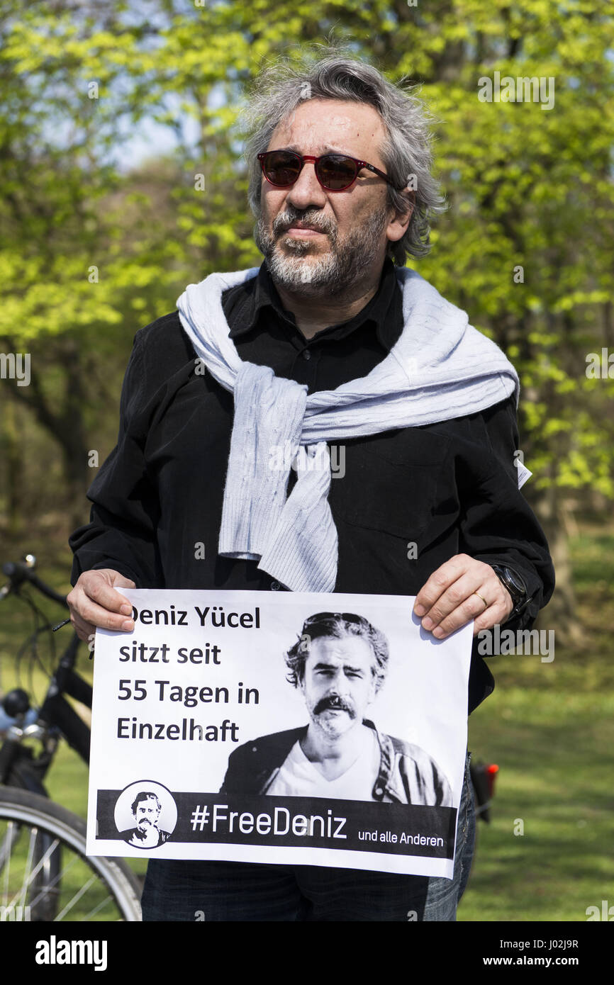 Berlin, Berlin, Germany. 9th Apr, 2017. CAN DUNDAR shows Solidarity with DENIZ YUCEL. About three dozen cars drove from the Karl-Marx-Allee through Kreuzberg to the Turkish embassy in TiergartenstraÃŸe to protest for freedom of the press and the release of the German-Turkish journalist DENIZ YUCEL in Turkey. YUCEL, a German-Turkish dual national, with Die Welt, faces up to 10-1/2 years in prison after being arrested on charges of propaganda in support of a terrorist organization and inciting public violence. Credit: Jan Scheunert/ZUMA Wire/Alamy Live News Stock Photo