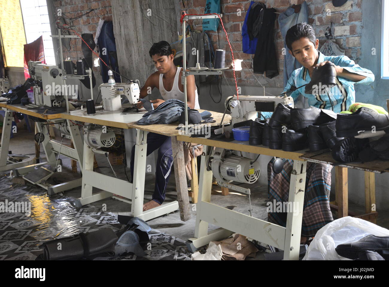 Dhaka, Bangladesh. 9th April, 2017. Bangladeshi workers swing shoes at