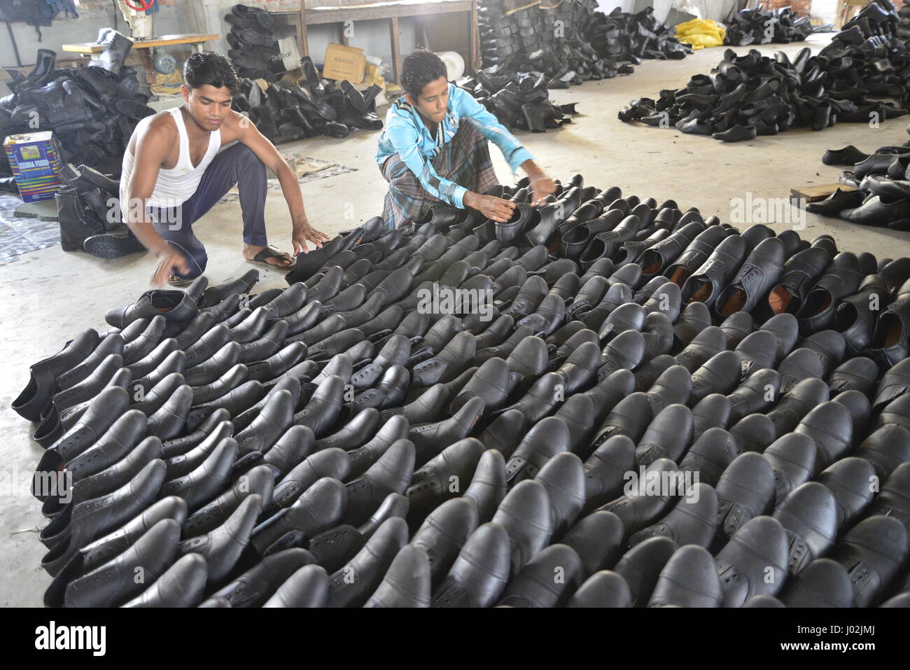 Dhaka, Bangladesh. 9th April, 2017. Bangladeshi workers display shoes
