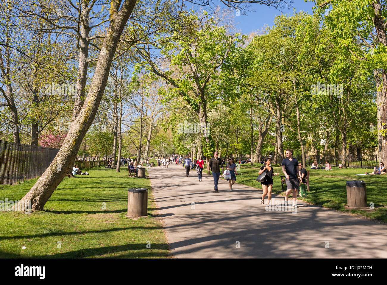 London, UK. 9th April 2017. People enjoying the sunny warm day in Holland Park, Kensington and Chelsea, London, UK. Temperatures have risen to 77F (25C) today, double the average for April, prompting a rush of Londoners to public parks.Credit: Nicola Ferrari/Alamy Live News. Stock Photo