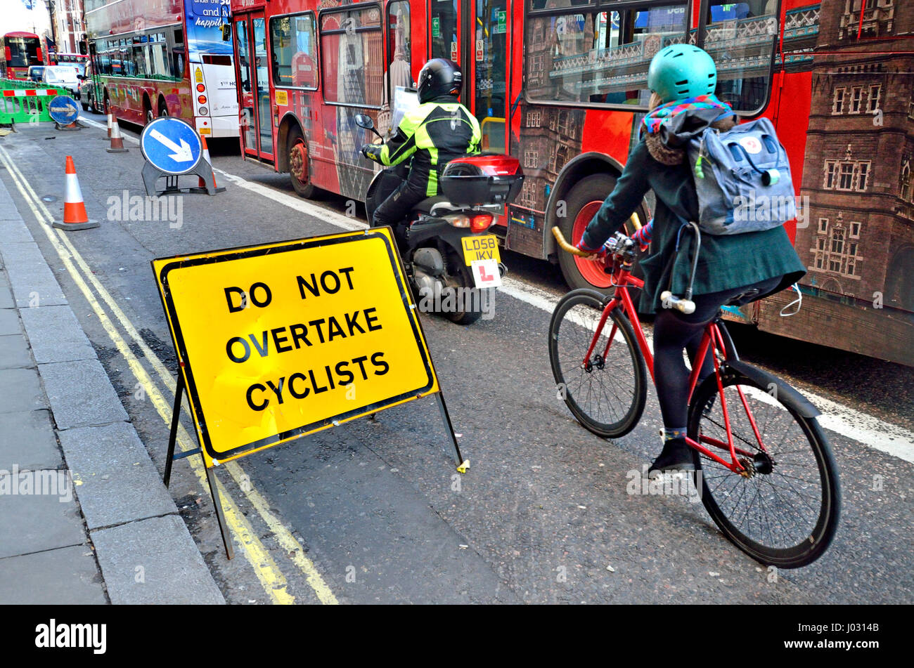 London, England, UK. 'Do not overtake cyclists' sign in busy road Stock Photo