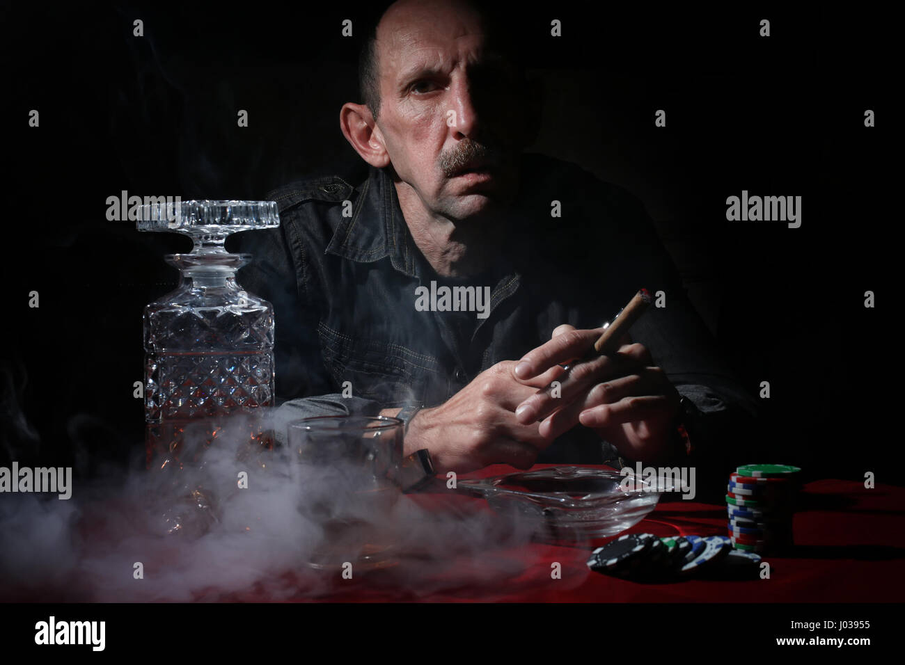 man smoke pipe and play poker Stock Photo Alamy
