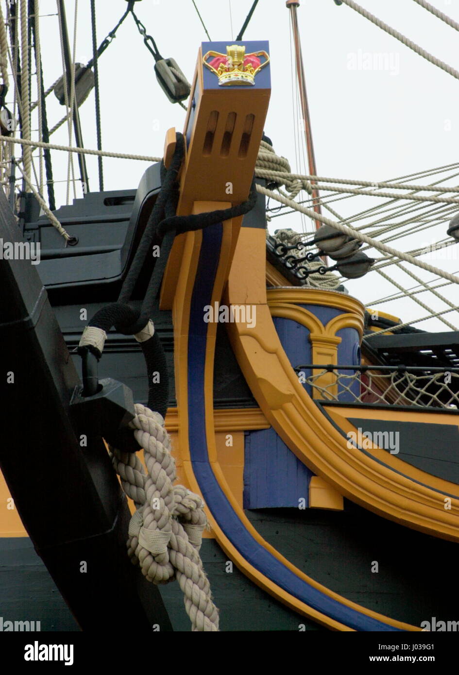 AJAXNETPHOTO. 2005. PORTSMOUTH, ENGLAND.  - CATHEAD - THE STARBOARD CATHEAD OF HMS VICTORY USED TO SUPPORT THE BOW ANCHOR WHEN STOWED AND WHEN READY TO LET GO, WAS SHOT AWAY DURING THE BATTLE OF TRAFALGAR. TO ITS LOWER RIGHT, ON THE CURVE OF THE BEAKHEAD IS THE 'PLACE OF EASE'. PHOTO:JONATHAN EASTLAND/AJAX REF:D151003/1459 Stock Photo