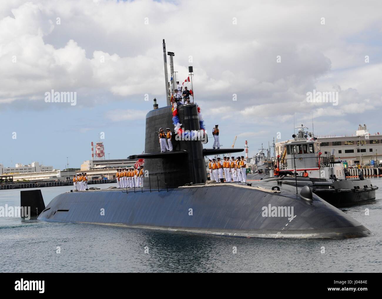 The Japanese Maritime Self-Defense Force Oyashio-class attack submarine JS Mochishio arrives at the Joint Base Pearl Harbor-Hickam October 31, 2011 in Pearl Harbor, Hawaii.      (photo by MCS2 Ronald Gutridge /US Navy  via Planetpix) Stock Photo