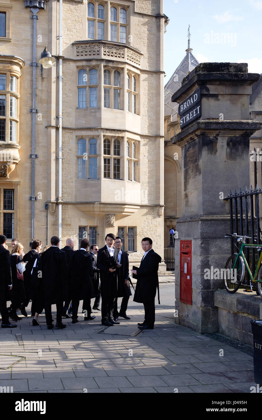 Scholars in Broad Street opposite hertford college oxford Stock Photo