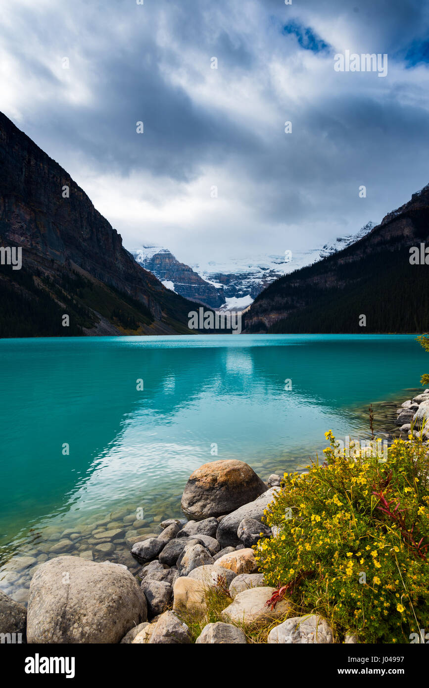 Beautiful autmn views of icon Lake Louise in Banff National Park in the ...