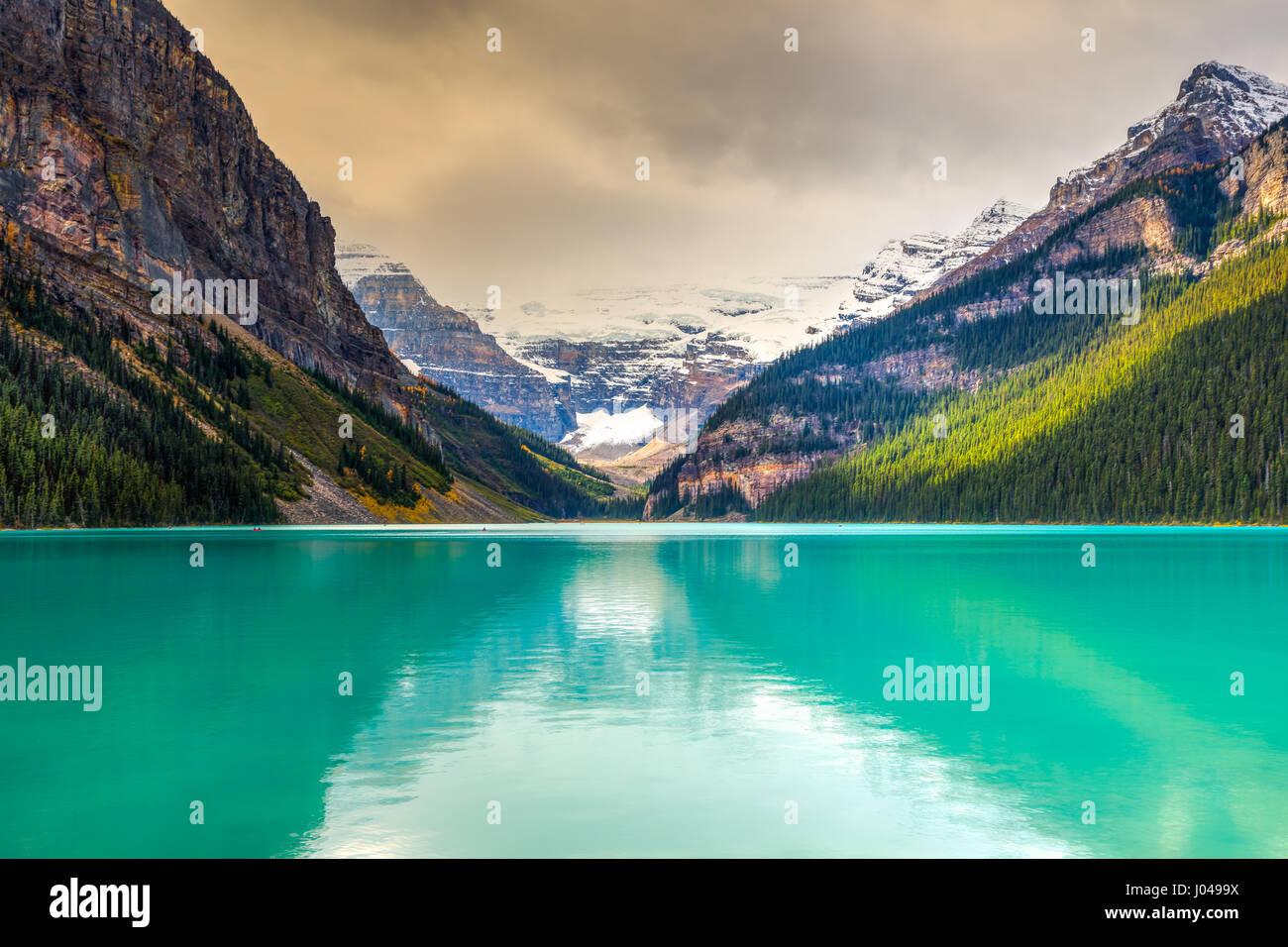 Beautiful autmn views of icon Lake Louise in Banff National Park in the ...