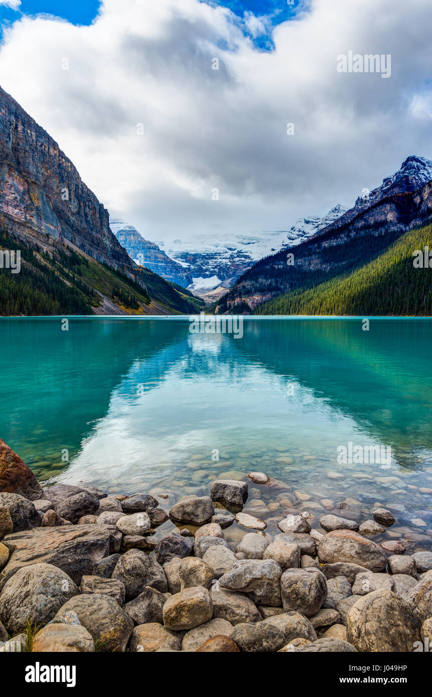 Beautiful autmn views of icon Lake Louise in Banff National Park in the ...