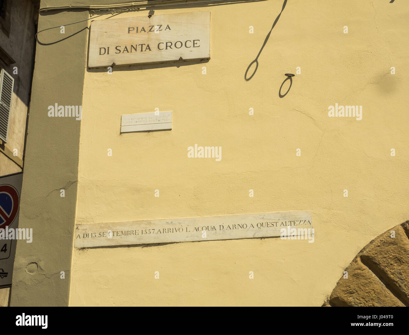 Flood levels that the River Arno reached in 1557 and 1966 (6.7m/22 feet) in the centre of Florence, Tuscany, Italy Stock Photo