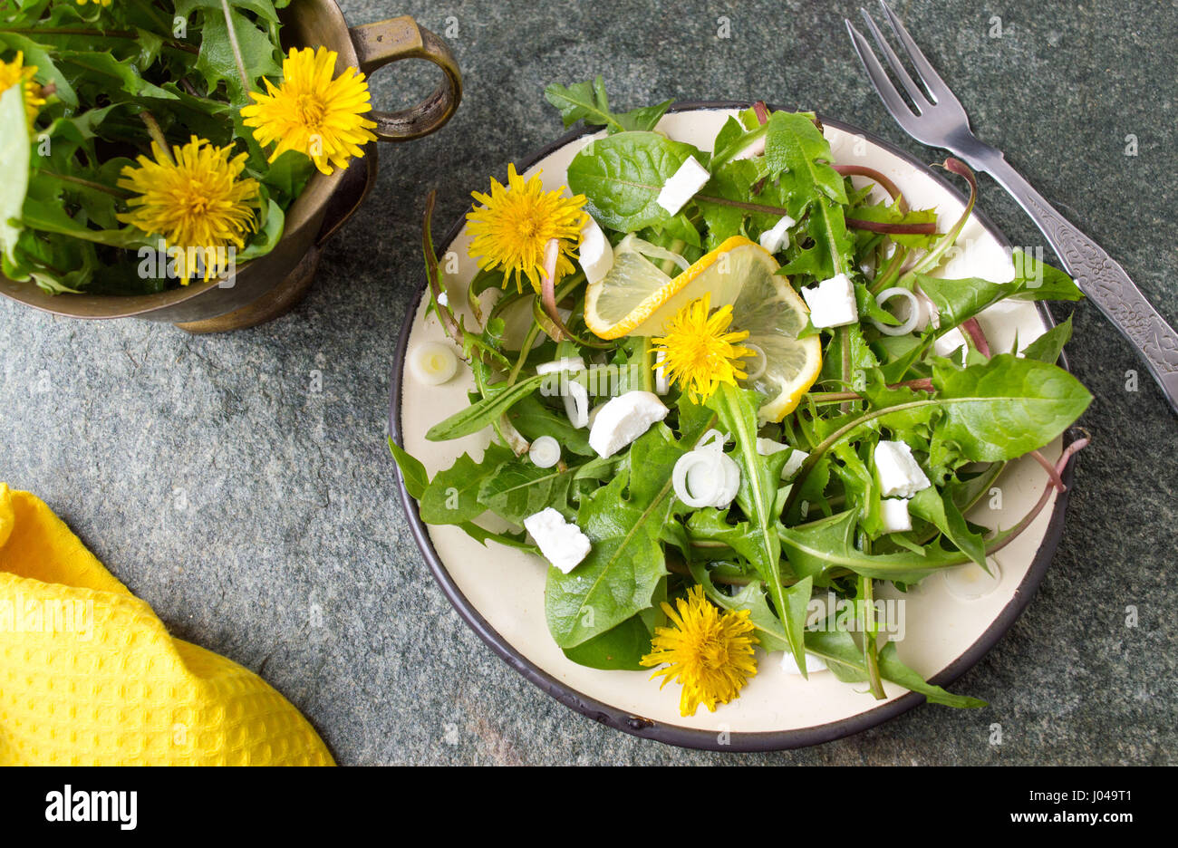 Салат из листьев одуванчика. Салат одуванчик. Салат из одуванчиков. Как приготовить салат из одуванчика рецепт. Салат из одуванчиков.