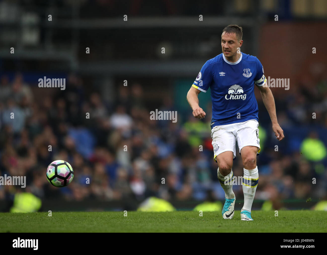 Everton's Phil Jagielka during the Premier League match at Goodison Park, Liverpool. PRESS ASSOCIATION Photo. Picture date: Sunday April 9, 2017. See PA story SOCCER Everton. Photo credit should read: Nick Potts/PA Wire. RESTRICTIONS: No use with unauthorised audio, video, data, fixture lists, club/league logos or 'live' services. Online in-match use limited to 75 images, no video emulation. No use in betting, games or single club/league/player publications. Stock Photo