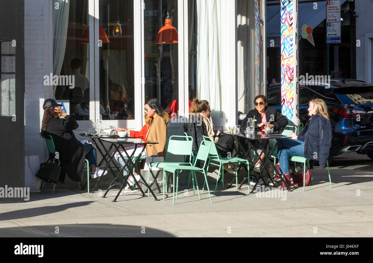 Alfresco restaurant hi-res stock photography and images - Alamy