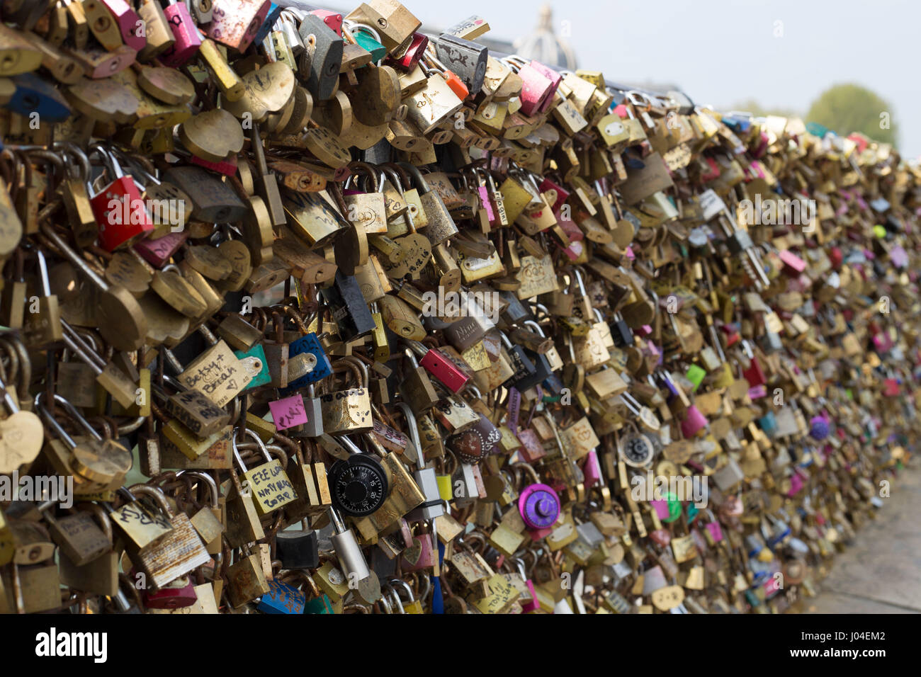 Love locks on Pont Neuf, Paris. Bridge Nine Stock Photo - Alamy