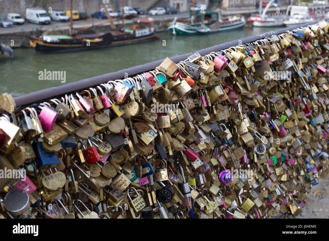 Love locks on Pont Neuf, Paris. Bridge Nine Stock Photo - Alamy