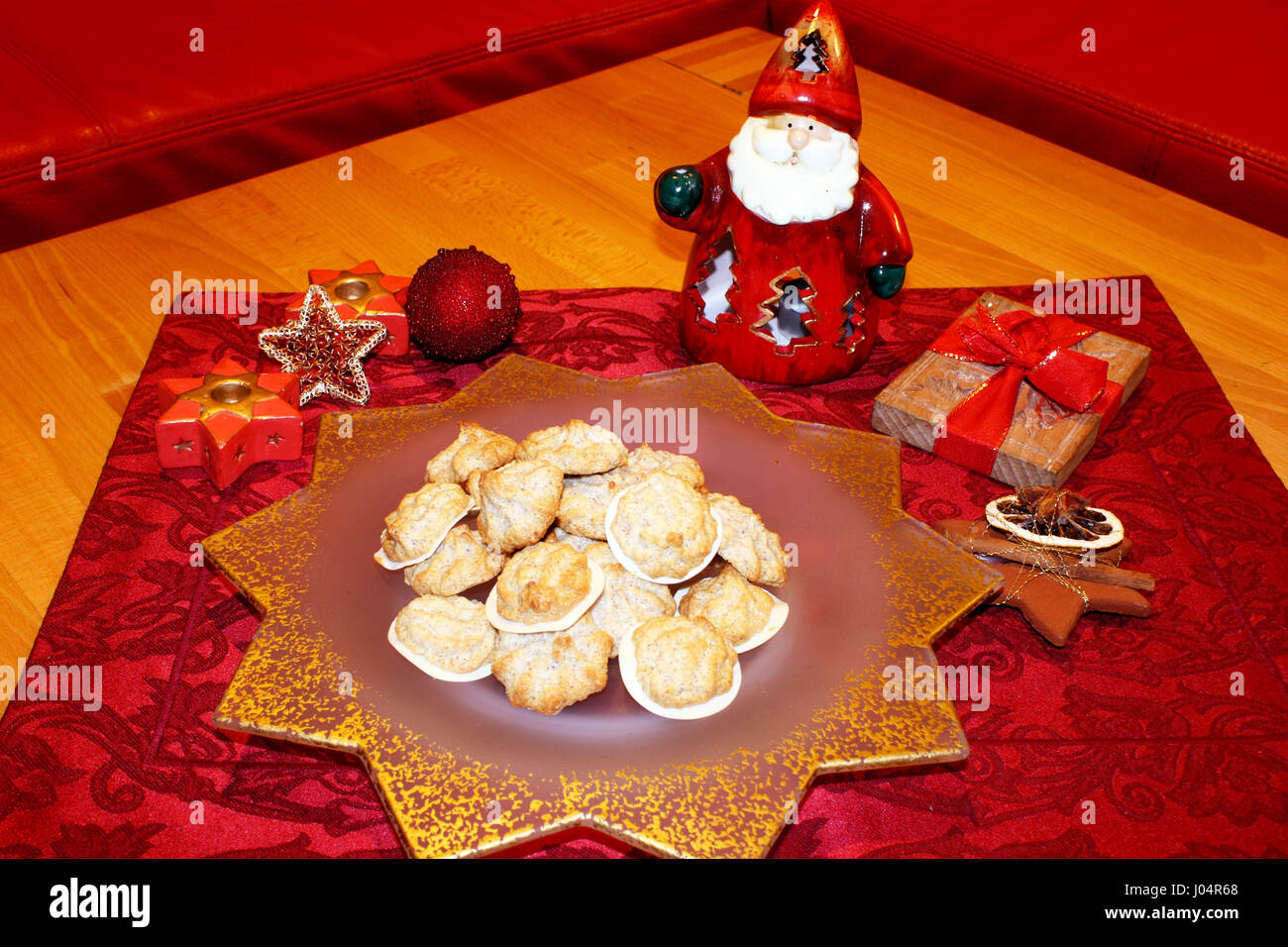 Walnuss Makronen auf einem Stern Teller Stock Photo - Alamy Walnuss Makronen auf einem Stern Teller Stock Photo - Alamy