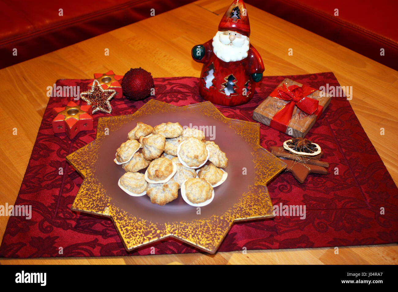 Walnuss Makronen auf einem Stern Teller Stock Photo - Alamy