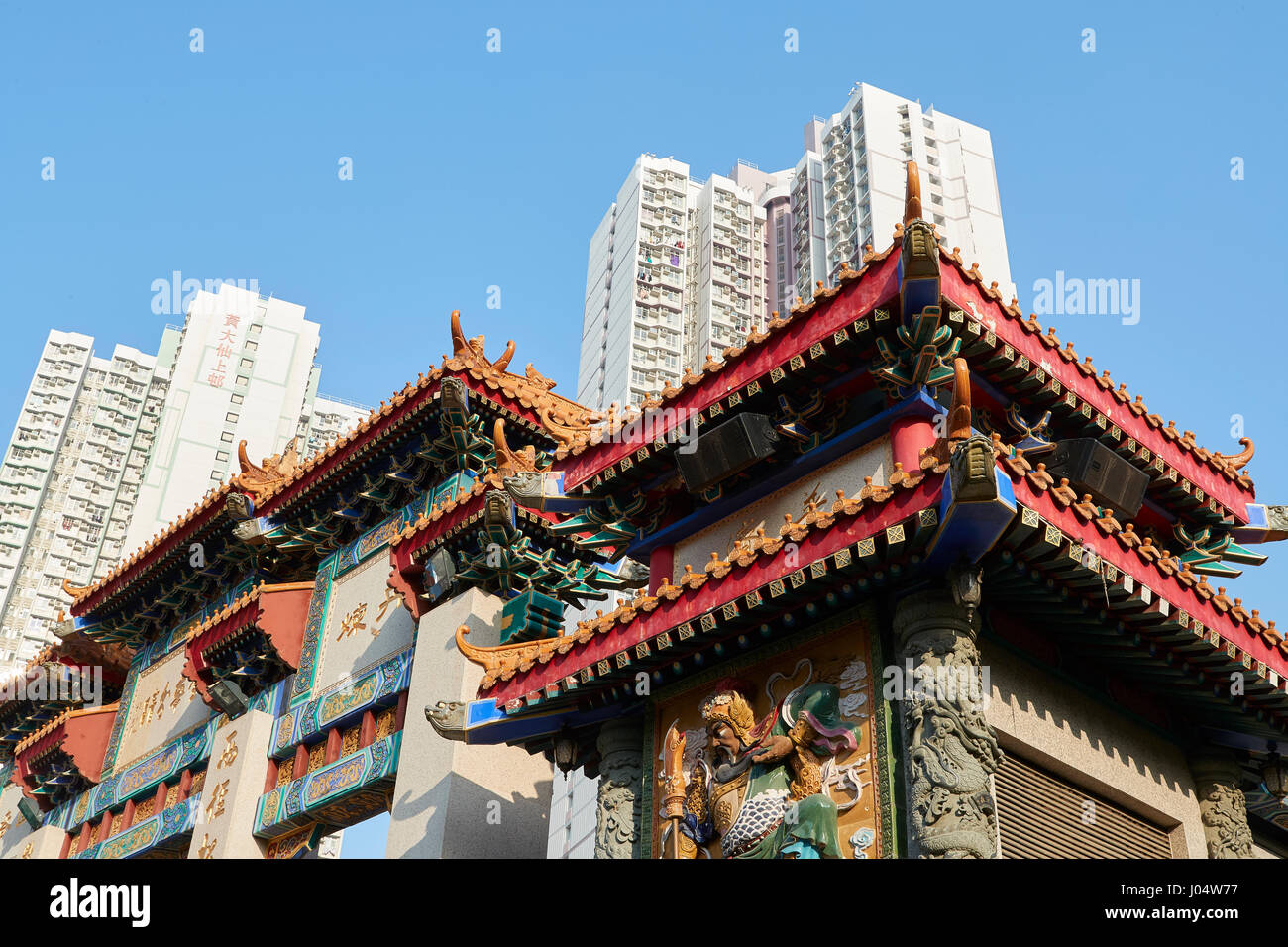 Ornate Traditional Chinese Architecture Contrasts With The Hong Kong Skyline At The Wong Tai Sin Temple, Hong Kong. Stock Photo