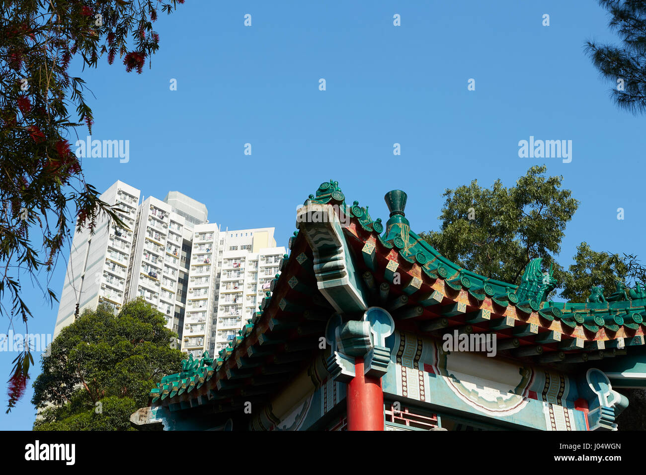 Contrasting Buildings At The Wong Tai Sin Temple, Hong Kong. Stock Photo