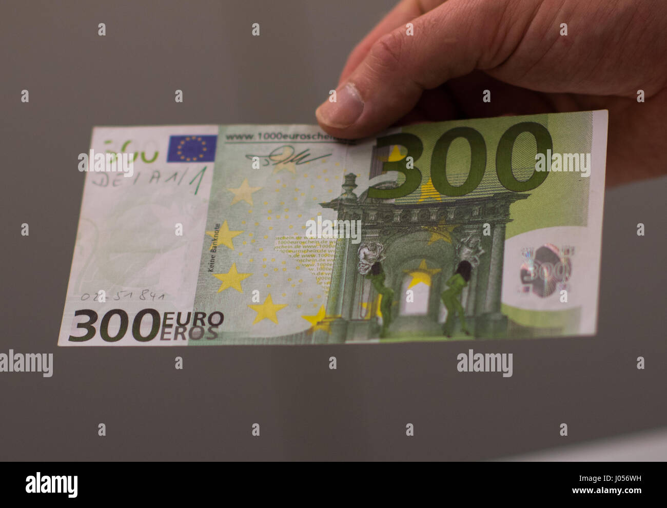 Mainz, Germany. 30th Mar, 2017. An employee of the German federal bank  holds a fake 300 euro bank note in Mainz, Germany, 30 March 2017. The  German Federal Bank has a centre