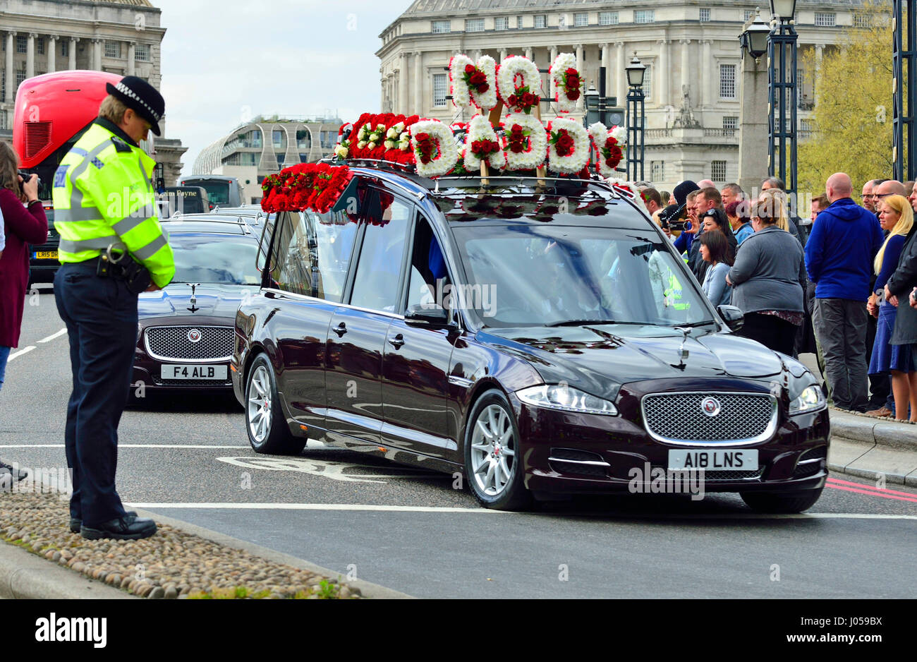 London, UK. 10th Apr, 2017. A police officer bows her head as the funeral cortege of PC Keith Palmer passes over Lambeth Bridge on its way from Westminster to Southwark Cathedral Credit: PjrNews/Alamy Live News Stock Photo