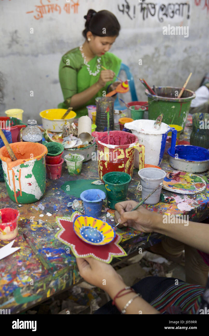 Dhaka, Bangladesh. 10th Apr, 2017. Bangladeshi students of the