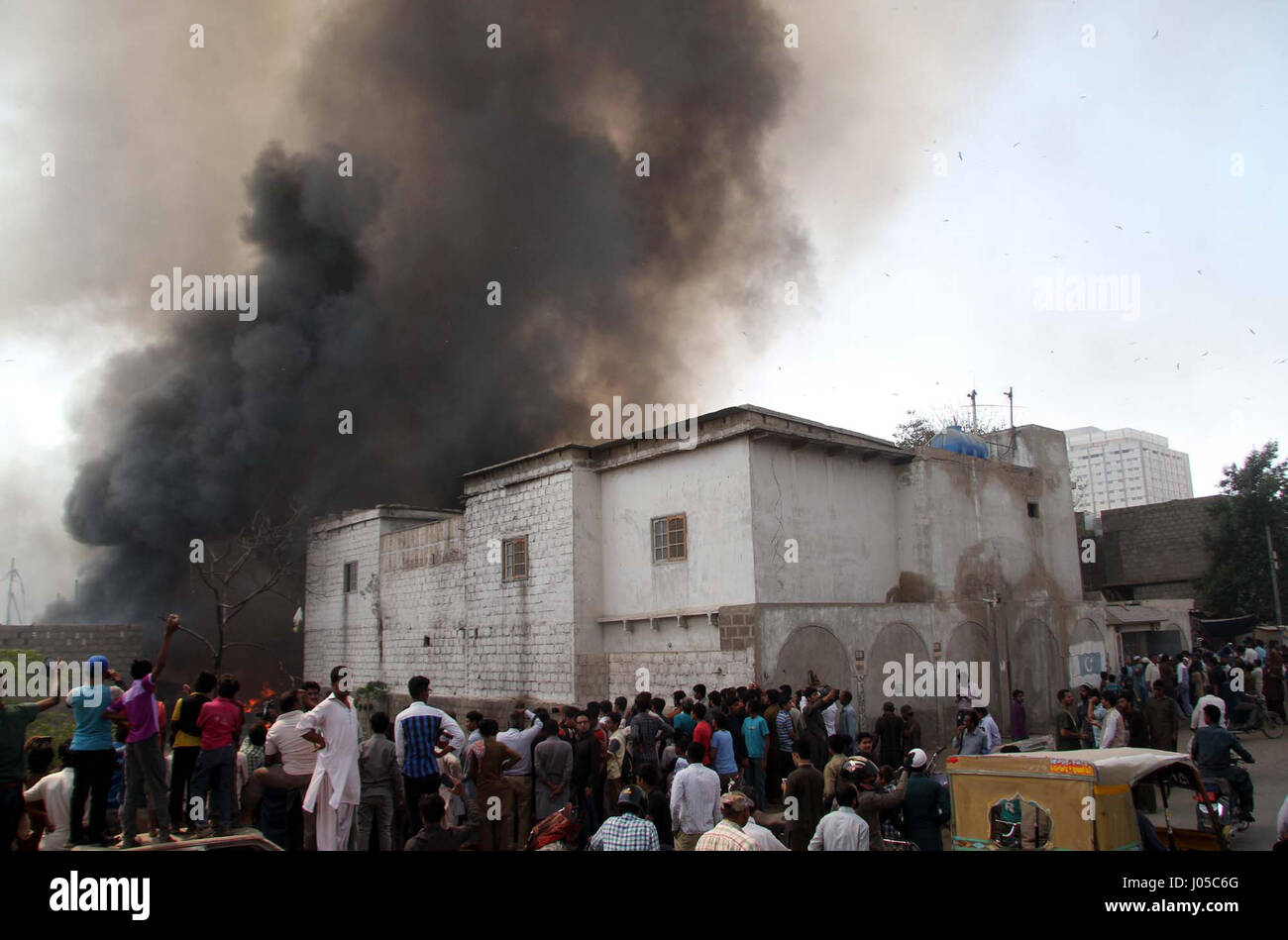 Karachi, Pakistan. 10th Apr, 2017. View of rescue operation after fire