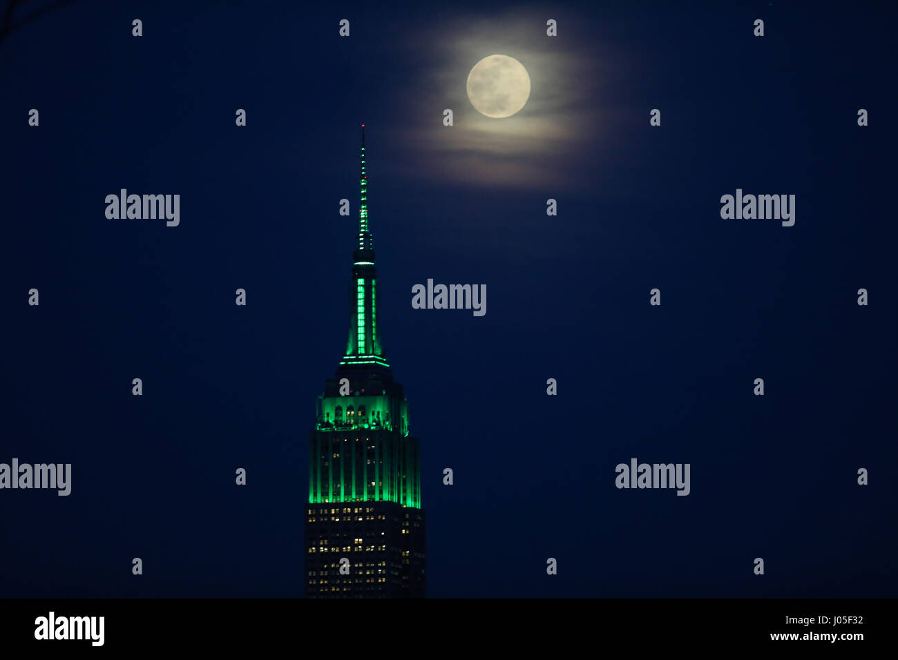 New York, United States. 10th Apr, 2017. Moon in its full shape is seen behind the Empire State Building in New York on Monday night, 10 Credit: Brazil Photo Press/Alamy Live News Stock Photo