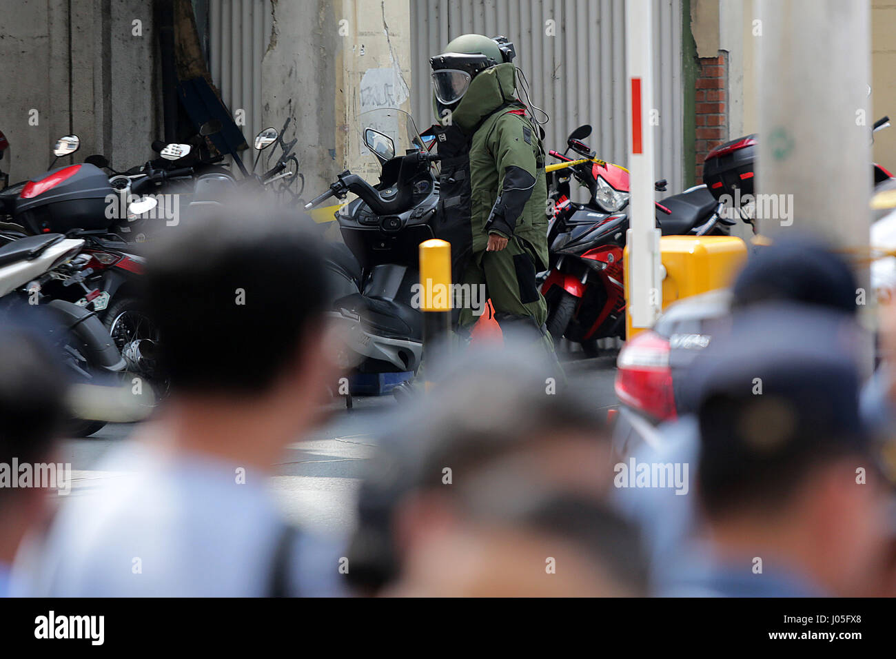 Quezon City, Philippines. 11th Apr, 2017. A member of the Philippine National Police-Explosives and Ordnance Division (PNP-EOD) wearing a bomb suit participates in an anti-bomb drill at a bus station in Quezon City, the Philippines, on April 11, 2017. The Philippine National Police (PNP) said on Monday that it has received information of a potential terrorist threat in central Philippines. Credit: Rouelle Umali/Xinhua/Alamy Live News Stock Photo