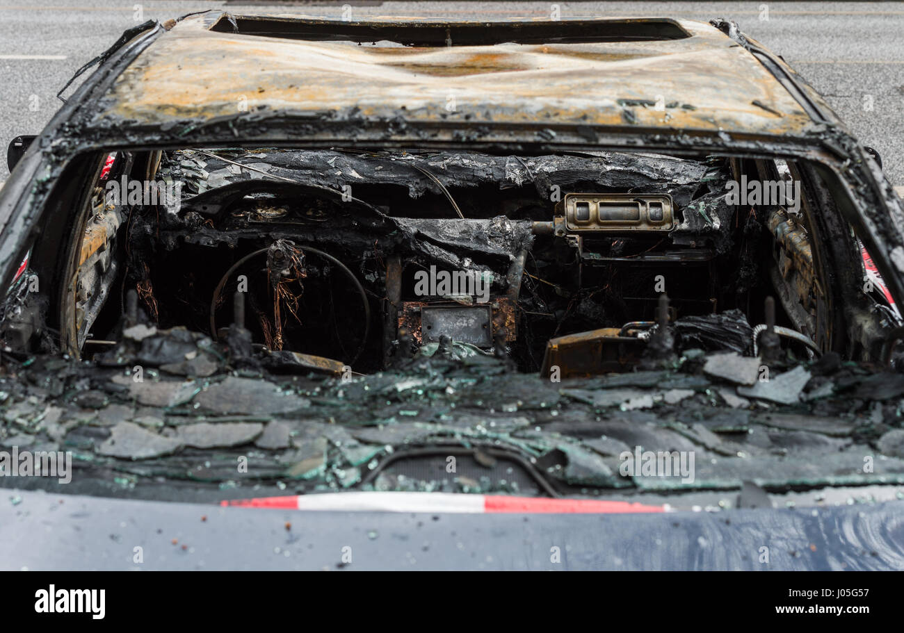 Hamburg Germany 11th Apr 17 A Burned Bmw In Hamburg Germany 11 April 17 Four Cars Caught Fire On Tuesday To Which The Fire Department Was Called Photo Christophe Gateau Dpa Alamy Live News