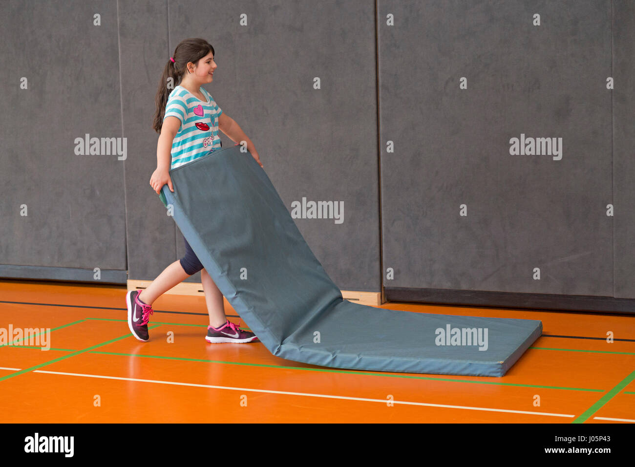 girls at physical education at primary school, Lower Saxony, Germany Stock Photo