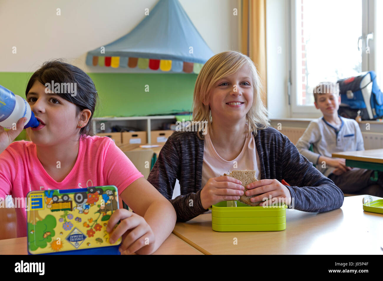 pupils at primary school eating their breakfast, Lower Saxony, Germany Stock Photo