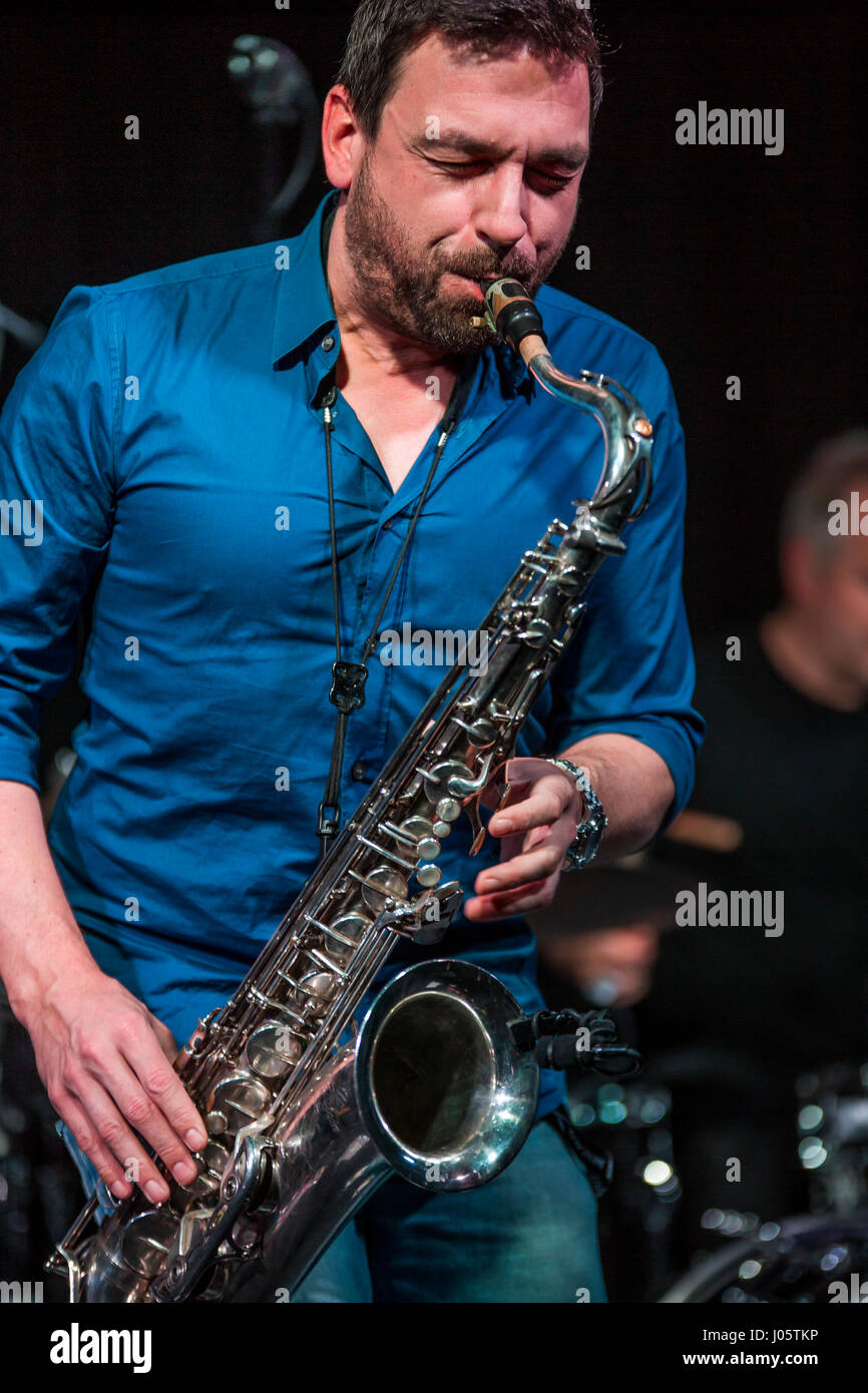 Frankfurt/Main, Germany. 5th April, 2017. Yamaha All-Stars Band performs at exhibition area of Yamaha Music Europe GmbH. The Band is a collaboration of popular german Jazz and Pop musicians. Here: Thorsten Skringer (Heavytones), tenor saxophone. Fotocredit: Christian Lademann Stock Photo