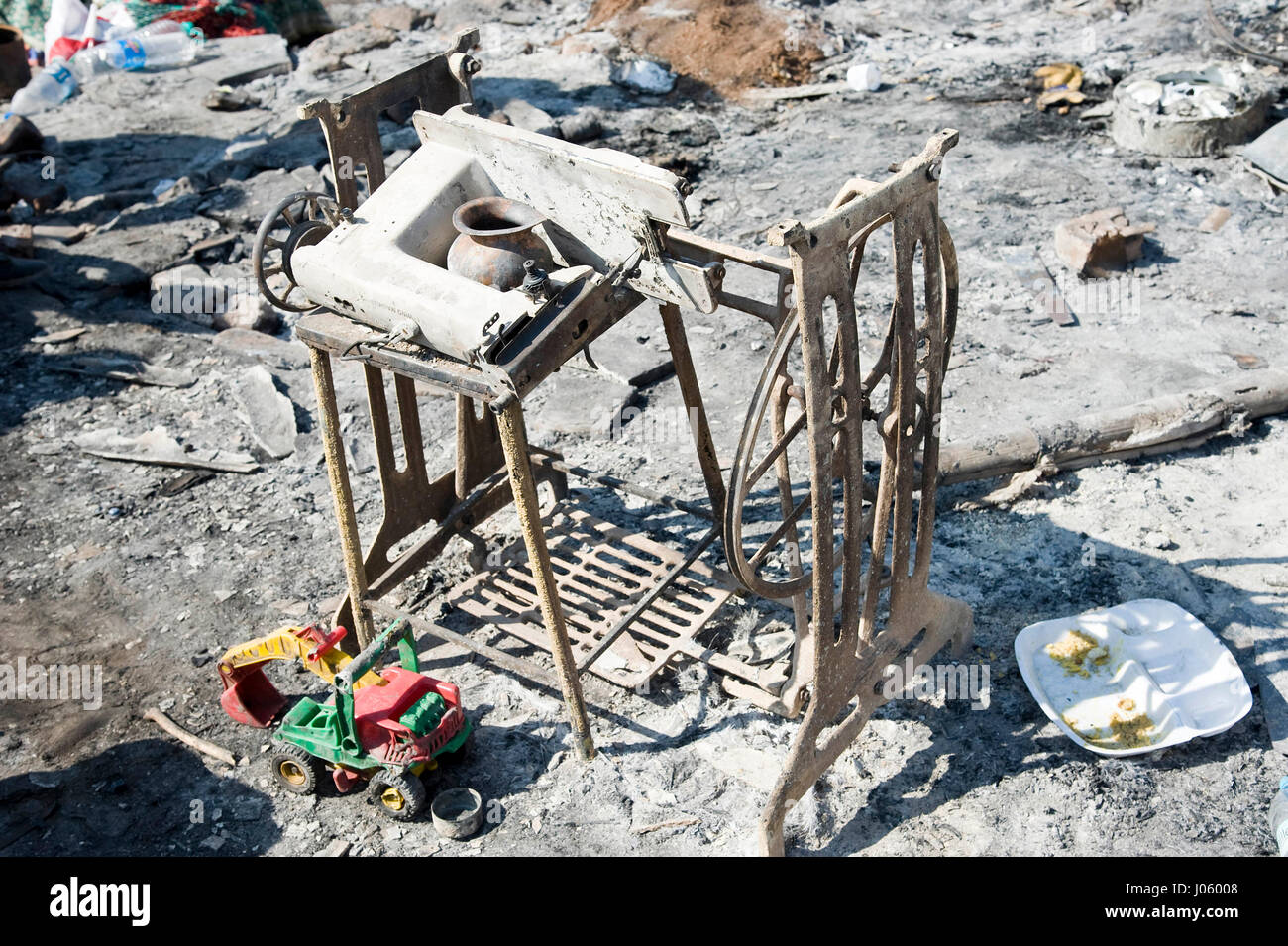 Damaged sewing machine in slum fire, damu nagar, kandivali, mumbai, maharashtra, india, asia Stock Photo