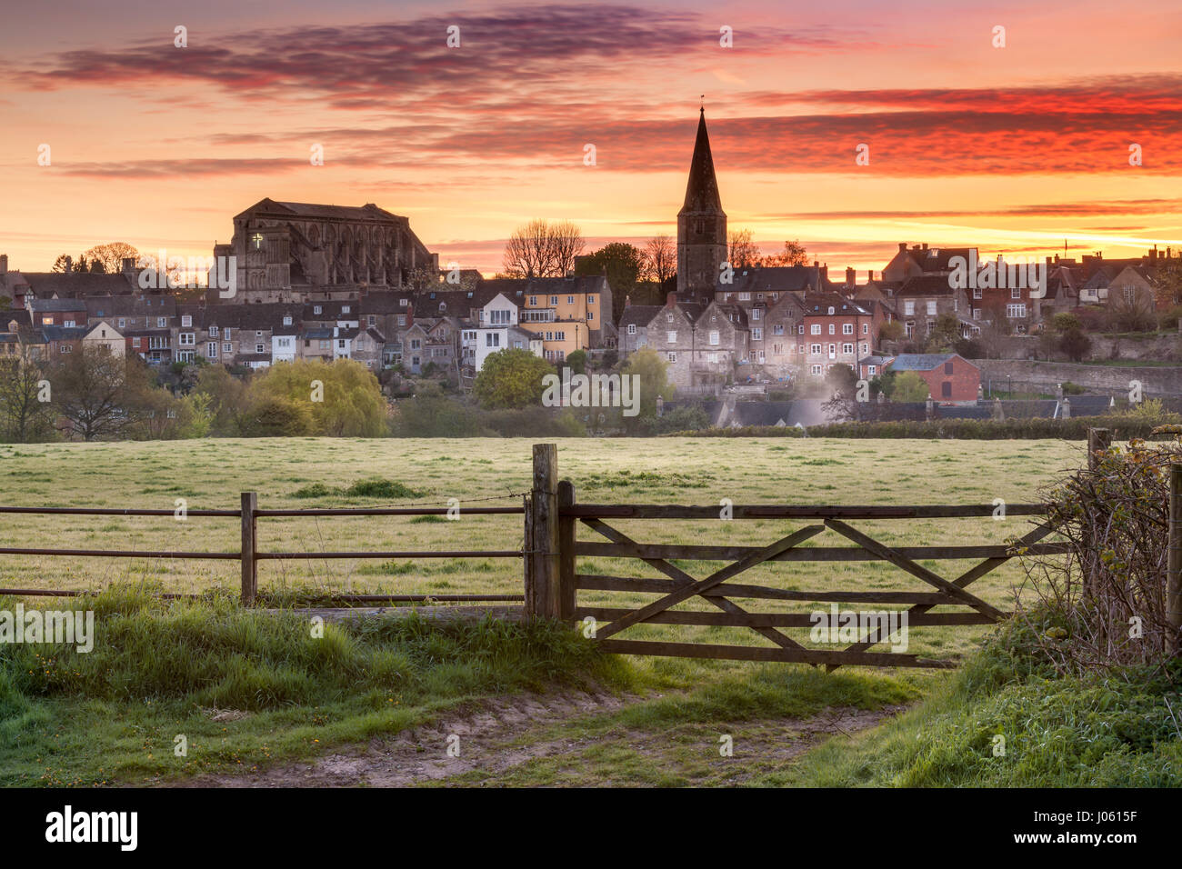 UK Weather - The overnight groundfrost melts away as the sun rises over the Wiltshire hillside town of Malmesbury, Wiltshire, in April Stock Photo