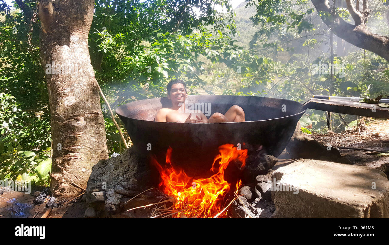 TIBIAO, ANTIQUE STUNNING pictures have emerged showing a man looking