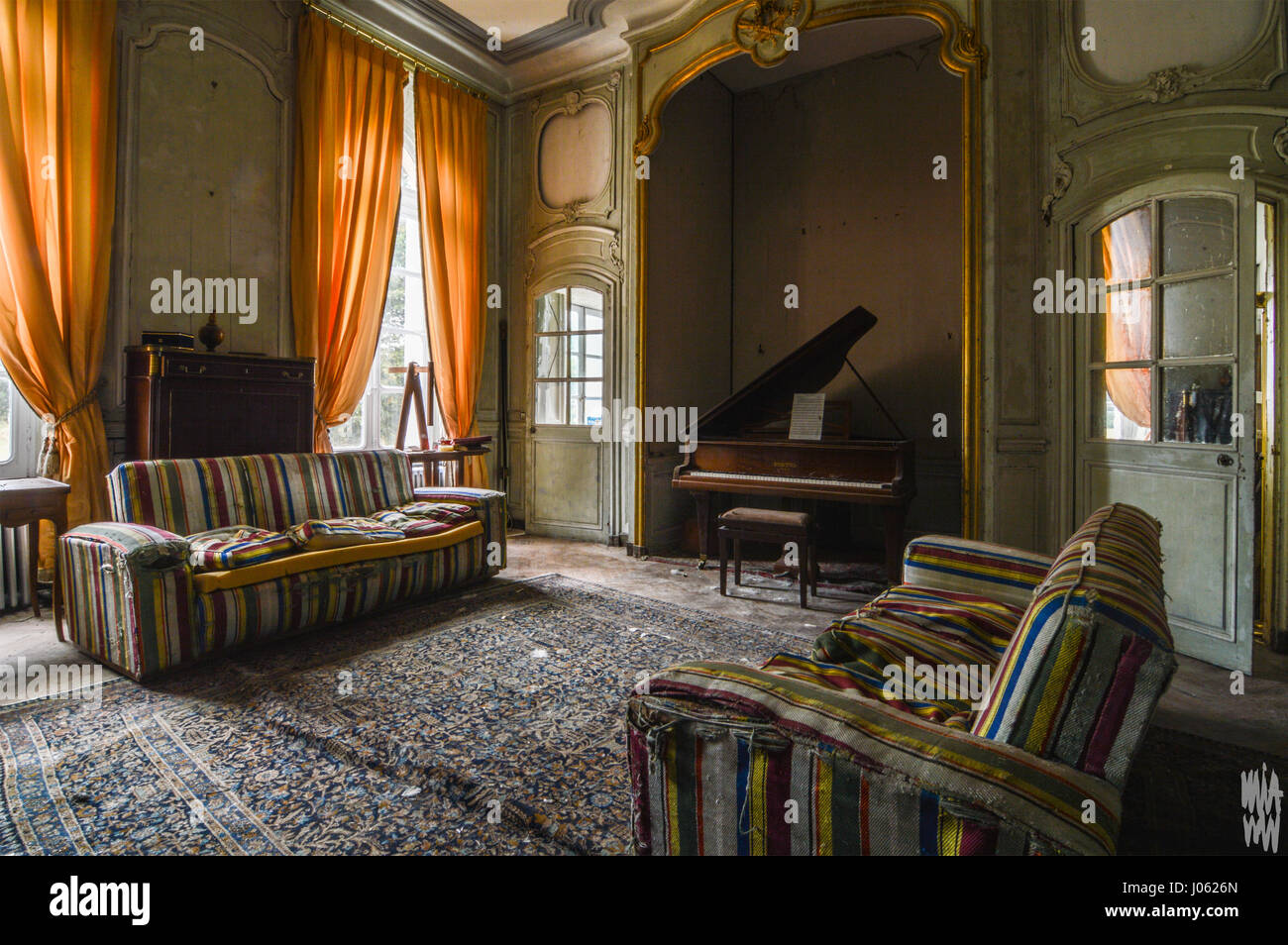 France Eerie Images Of An Abandoned French Mansion Have Revealed