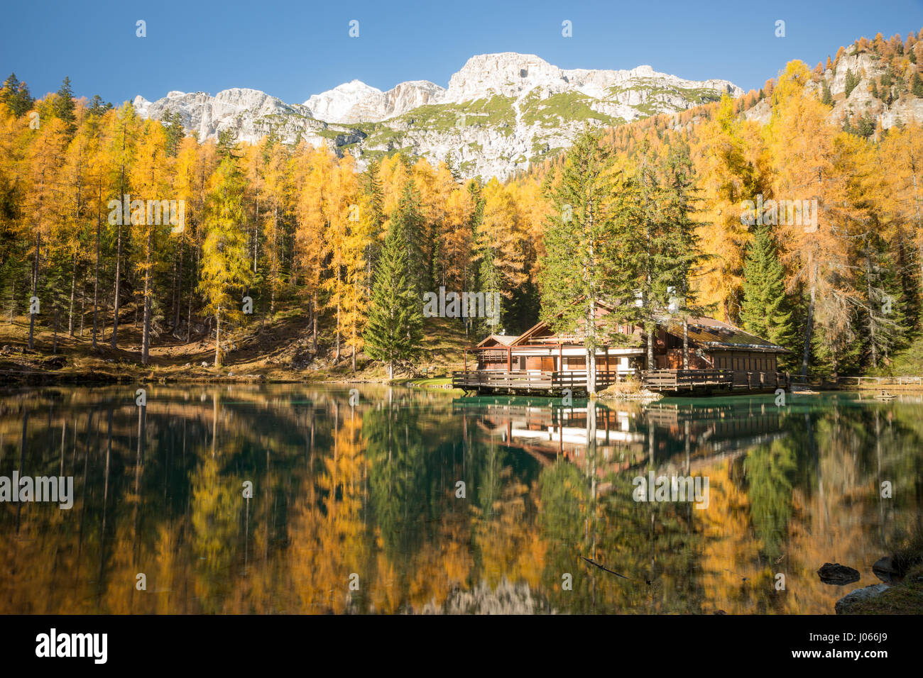 Wood house at the beautiful lake Ghedina near Cortina d'Ampezzo in Belluno,  Italy Stock Photo - Alamy