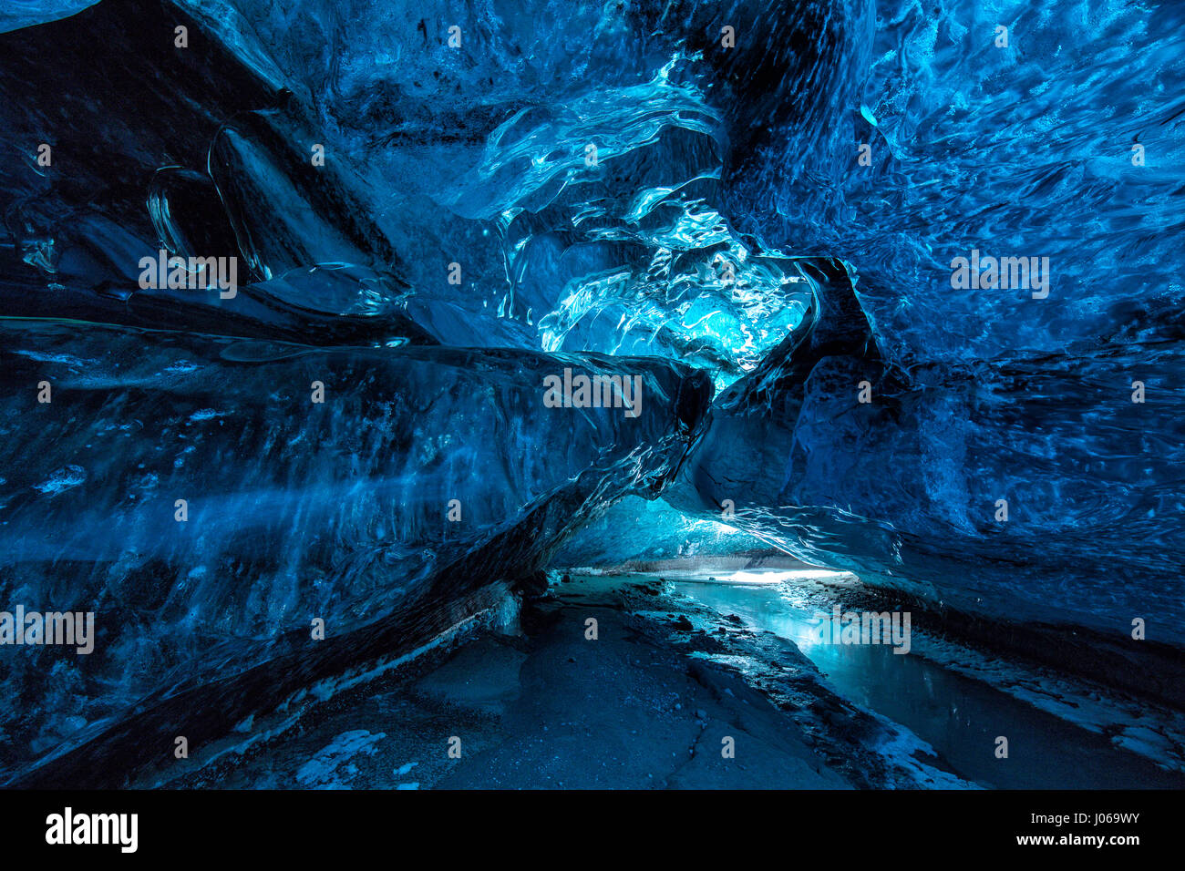 ICELAND: SPECTACULAR images have revealed brave people exploring inside ...