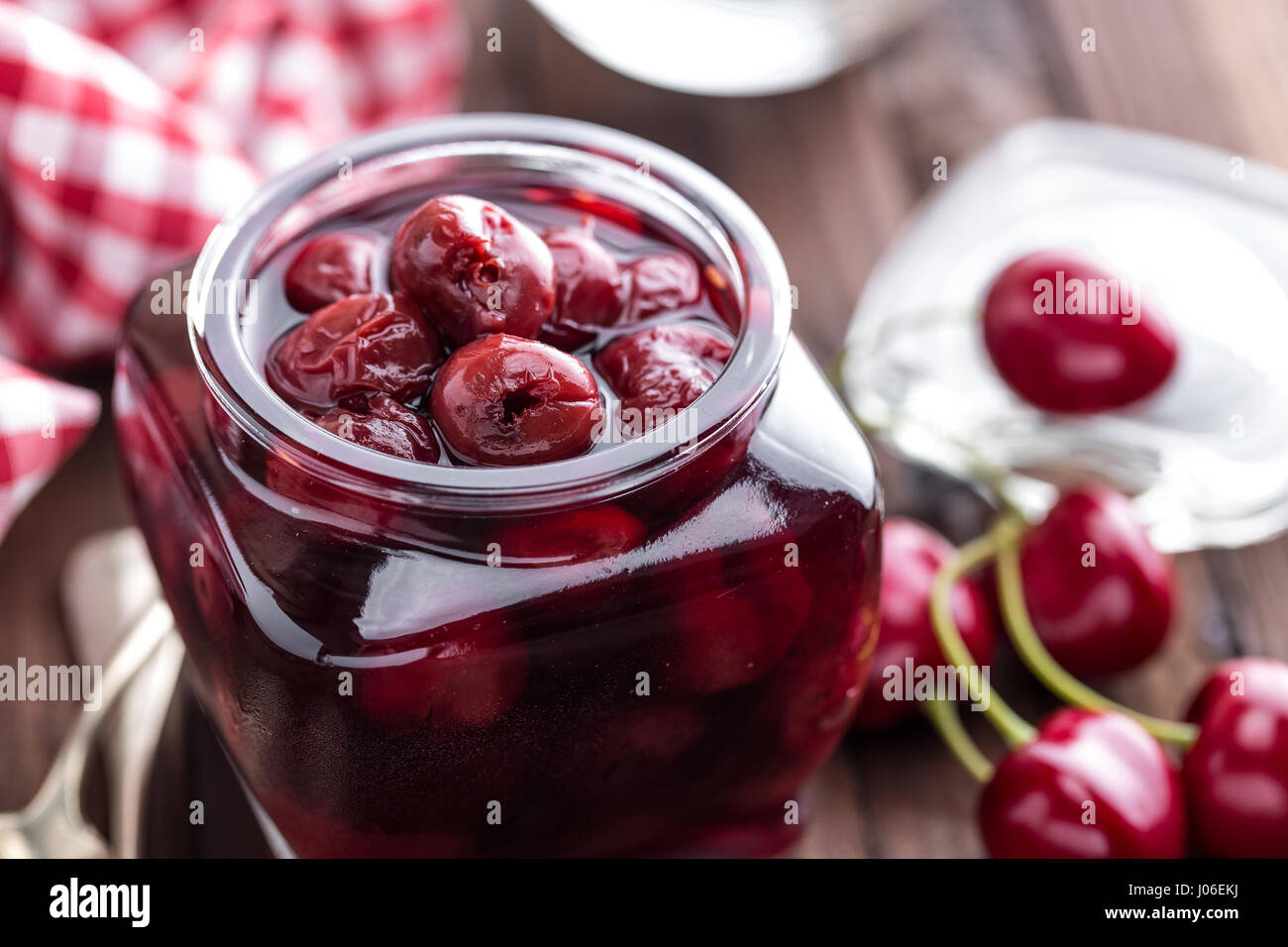 Вишни на зиму рецепты. Заготовки из вишни. Вишни на зиму рецепты. Конфитюр из вишни без косточек. Моченая брусника.