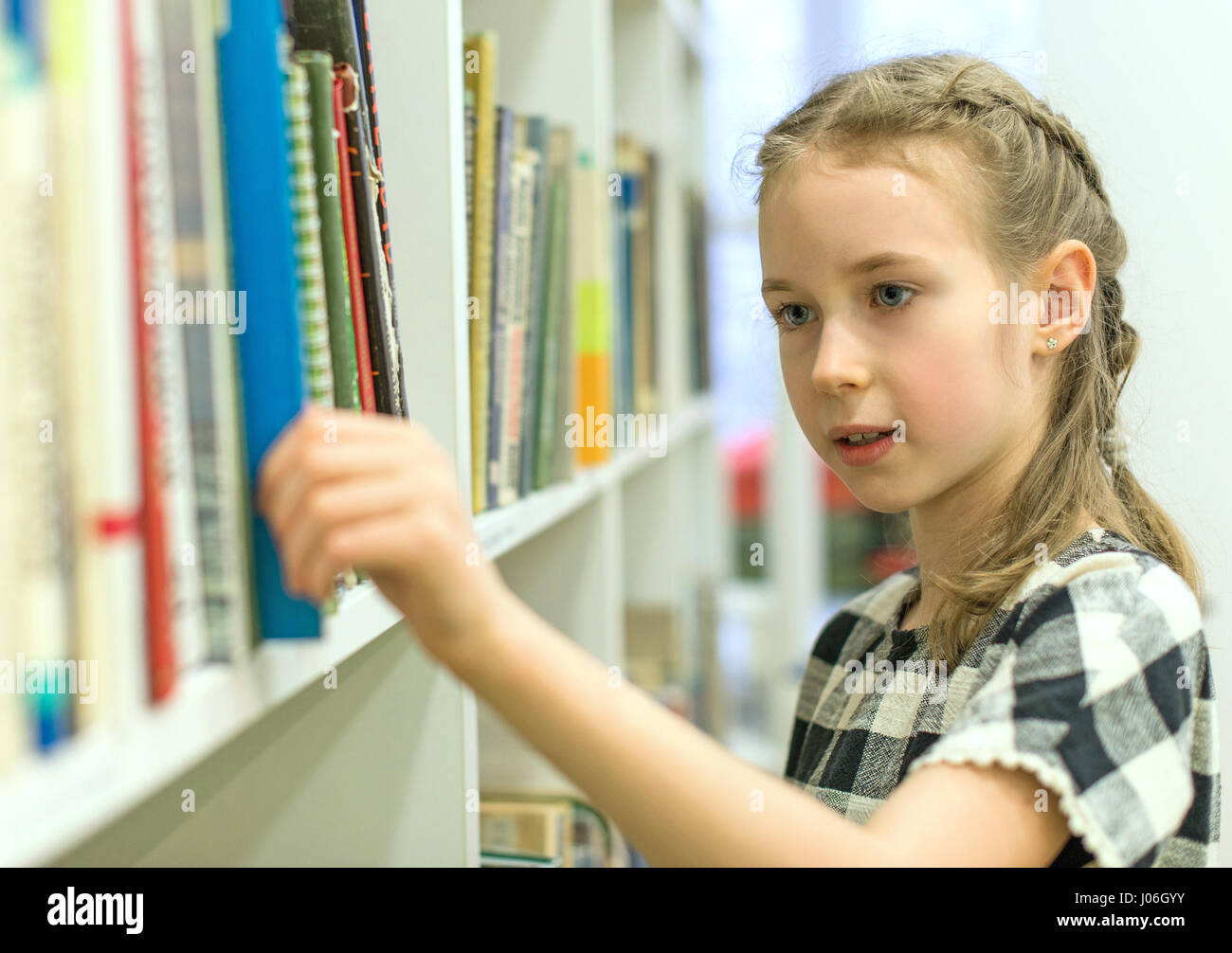 Child choosing book library hi-res stock photography and images - Alamy