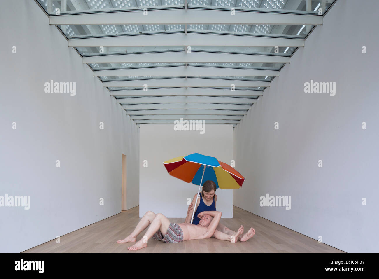 View through exhibtion space with Ron Mueck artwork 'Couple Under an Umbrella'. Museum Voorlinden, Wassenaar, Netherlands. Architect: kraaijvanger arc Stock Photo
